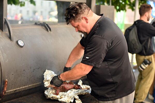 Во время пира охотники приглашали гостей отведать блюда из дичи. - Sputnik Латвия