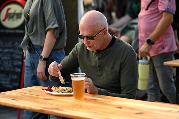 Также посетителей праздника угощали традиционным супом, а самые смелые могли попробовать свежеприготовленную оленину. - Sputnik Латвия