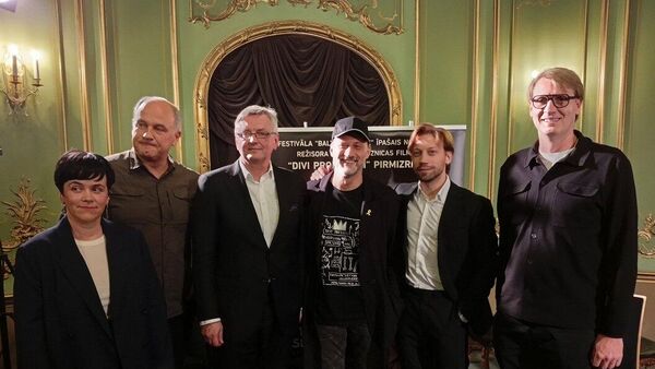 Сергей Лозница с актерами - Sputnik Латвия