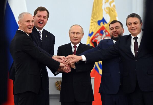 Президент РФ Владимир Путин 30 сентября 2022 года подписал договор о вхождении в Российскую Федерацию  Донецкой и Луганской народных республик, Запорожской и Херсонской областей в Георгиевском зале Большого Кремлевского дворца. Слева направо - глава администрации Херсонской области Владимир Сальдо и глава администрации Запорожской области Евгений Балицкий. Справа налево - глава ЛНР Леонид Пасечник и глава ДНР Денис Пушилин. - Sputnik Латвия