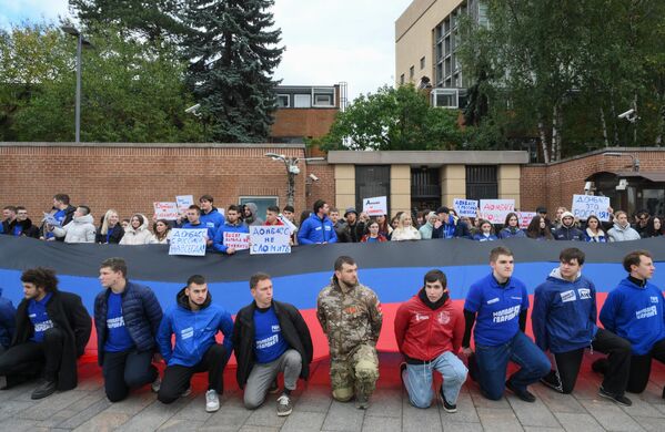 Участники объединения Молодая Гвардия Единой России проводят акцию, посвященную Дню воссоединения с новыми регионами, у консульства США в Москве - Sputnik Латвия