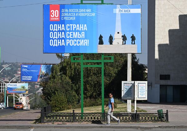 Билборд на одной из улиц Луганска в День воссоединения новых регионов с Россией - Sputnik Латвия