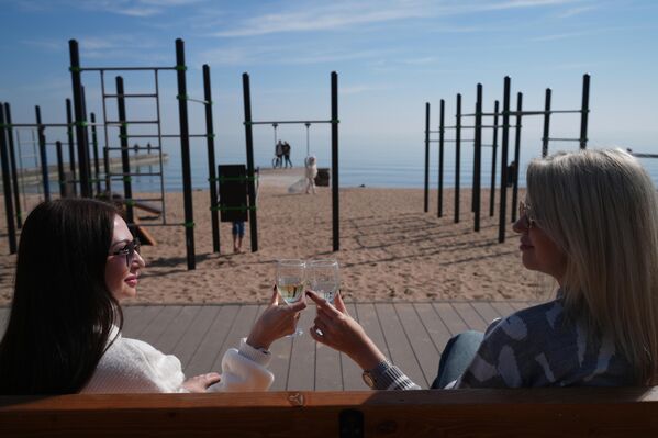 Женщины на пляже в Мариуполе - Sputnik Латвия