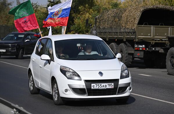 Участники автопробега в Бердянске, приуроченного ко Дню воссоединения ДНР, ЛНР, Запорожской и Херсонской областей с Россией. - Sputnik Латвия