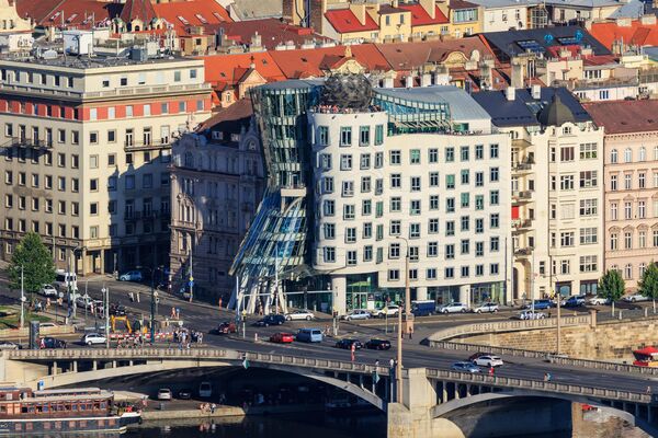 Танцующий дом в Праге, Чехия.  Это необычное офисное здание построили архитекторы Владо Милунич и Фрэнк Гери в 1996 году - Sputnik Латвия