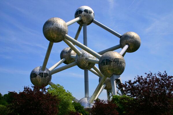 Здание &quot;Атомиум&quot; в Брюсселе, Бельгия. Сферы соединены между собой трубами, в которых проходят эскалаторы и  коридоры. В одной из сфер расположен ресторан  - Sputnik Латвия