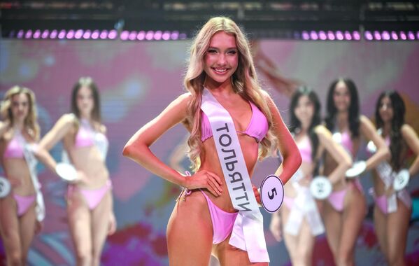 Участница национального конкурса &quot;Мисс Россия - 2025&quot; Милана Шувалова (Тольятти) в концертном зале &quot;Барвиха Luxury Village&quot; в Подмосковье. - Sputnik Латвия