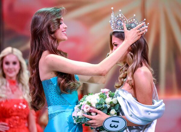 Обладательница титула &quot;Мисс Россия - 2024&quot; Валентина Алексеева (слева) и Анастасия Венза (Московская область), завоевавшая титул &quot;Мисс Россия - 2025&quot;, на финале национального конкурса &quot;Мисс Россия - 2025&quot;. - Sputnik Латвия