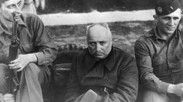 Арестованный нацистский преступник, бывший рейхсляйтер фашистской Германии Роберт Лей (в центре) в окружении охраны - Sputnik Латвия