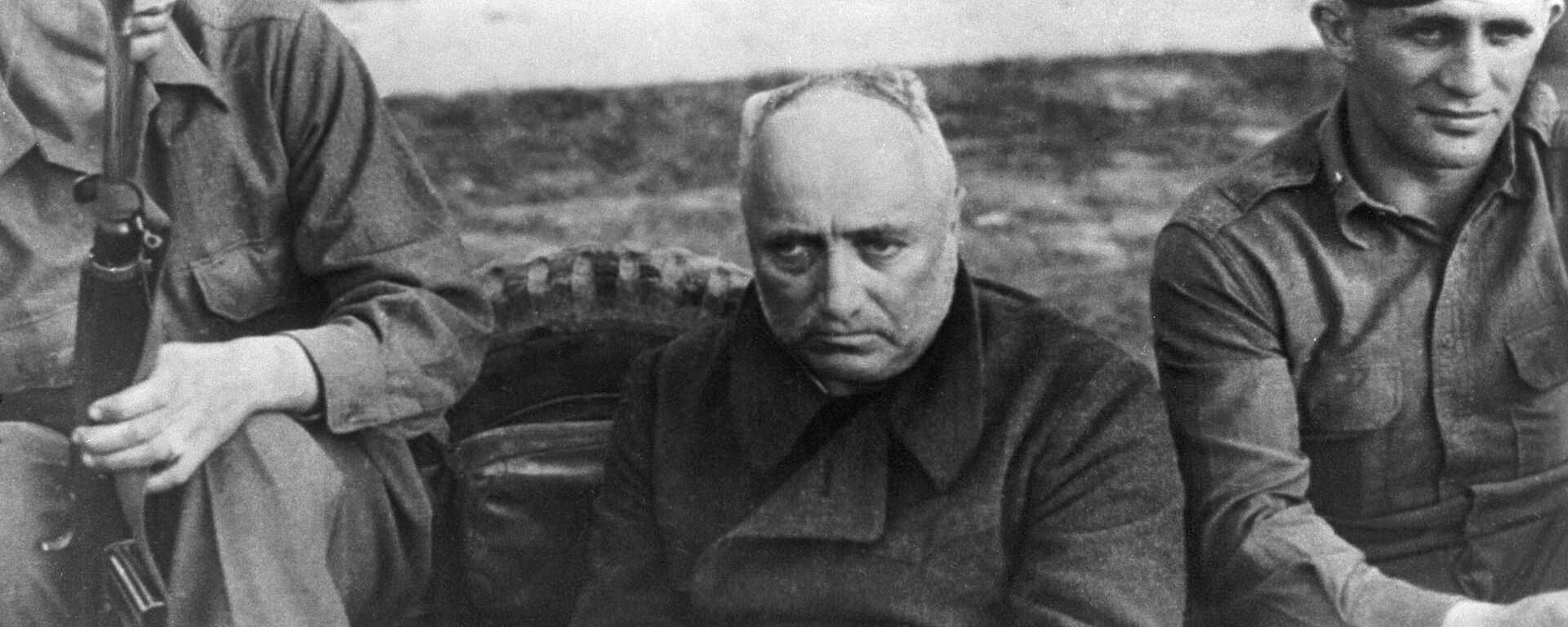 Арестованный нацистский преступник, бывший рейхсляйтер фашистской Германии Роберт Лей (в центре) в окружении охраны - Sputnik Латвия, 1920, 06.10.2025