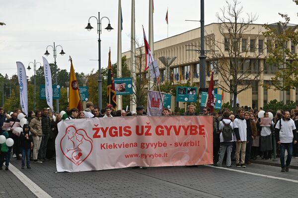 На фото: участники марша держат плакат с надписью: &quot;Марш за жизнь. Каждая жизнь важна&quot;. - Sputnik Латвия