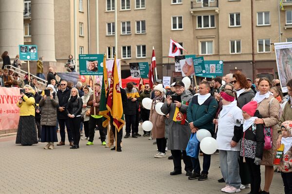 &quot;Необходимо напомнить обществу, что каждая человеческая жизнь ценна с самого начала и заслуживает надлежащей защиты. Ведь именно убеждение, что ценность и достоинство человека не зависят от его возраста, состояния, способностей, здоровья или вклада в благосостояние общества, делает нас людьми. Само человеческое существование — безусловная ценность&quot;, — заявили организаторы мероприятия. - Sputnik Латвия