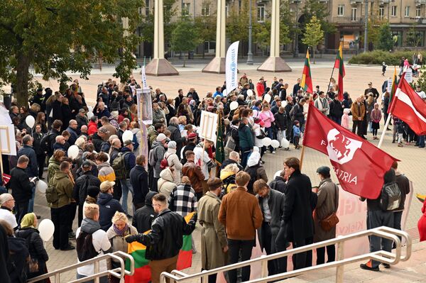 Мероприятие инициировали семь неправительственных организаций, которые призывают к созданию общества, в котором каждая мать будет пользоваться поддержкой, каждый отец будет брать на себя ответственность, а дети будут цениться как дар. - Sputnik Латвия