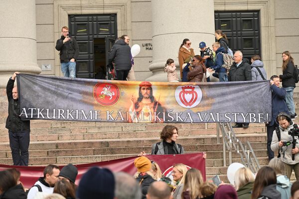 В этом году &quot;Марш за жизнь&quot; организован с целью привлечь внимание общественности к негативным этическим и правовым аспектам закона о репродуктивном здоровье, обсуждаемого в Сейме Литвы. - Sputnik Латвия