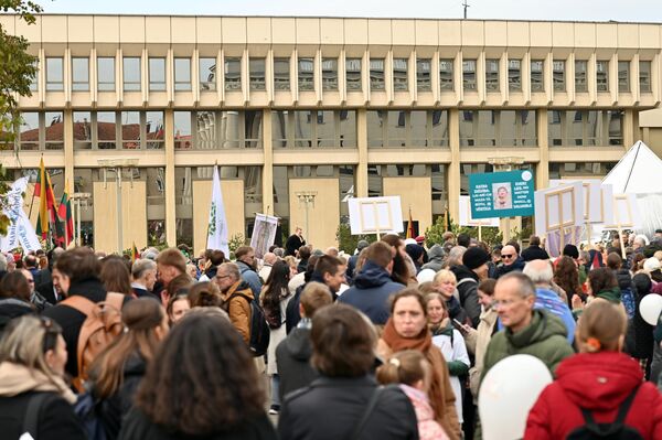 По словам организаторов, обсуждаемый в Сейме закон о репродуктивном здоровье радикально меняет направление государственной политики и снижает правовую защиту нерожденной жизни. - Sputnik Латвия