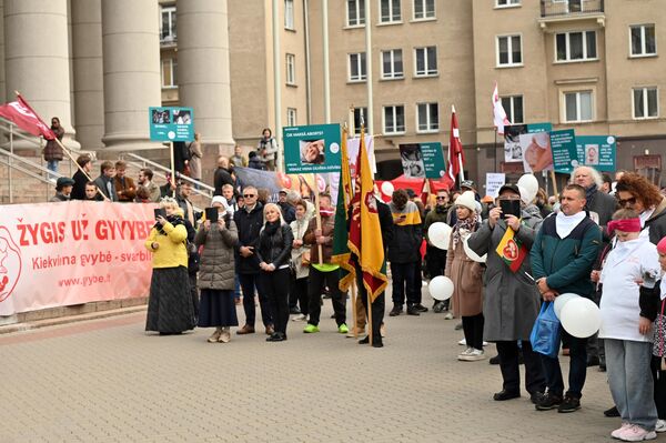 Участники &quot;Марша за жизнь&quot; собрались возле библиотеки имени Мартинаса Мажвидаса. - Sputnik Латвия