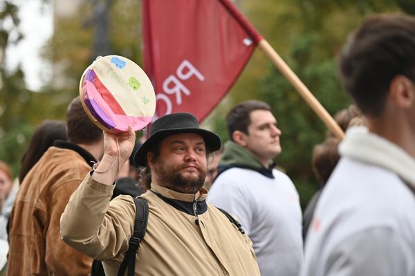 Шествие сопровождалось музыкой, делались остановки для выступления молодежных коллективов. - Sputnik Латвия