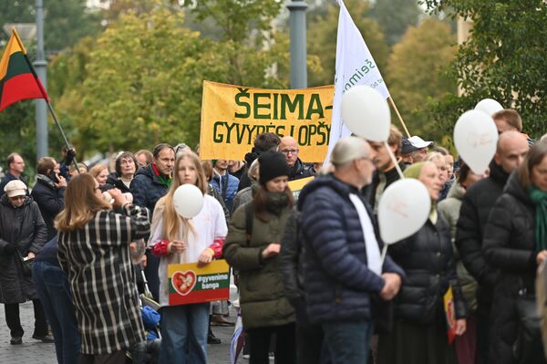 На фото: участники марша несут плакат с надписью: &quot;Семья — колыбель жизни&quot;. - Sputnik Латвия