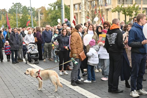 Многие пришли на марш целыми семьями и даже со своими питомцами. - Sputnik Латвия
