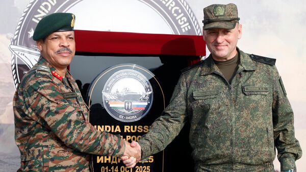 Генерал-майор Андрей Козлов и генерал-майор Санджая Чандра Кандпала на торжественном открытии российско-индийских учений Индра-2025 - Sputnik Латвия