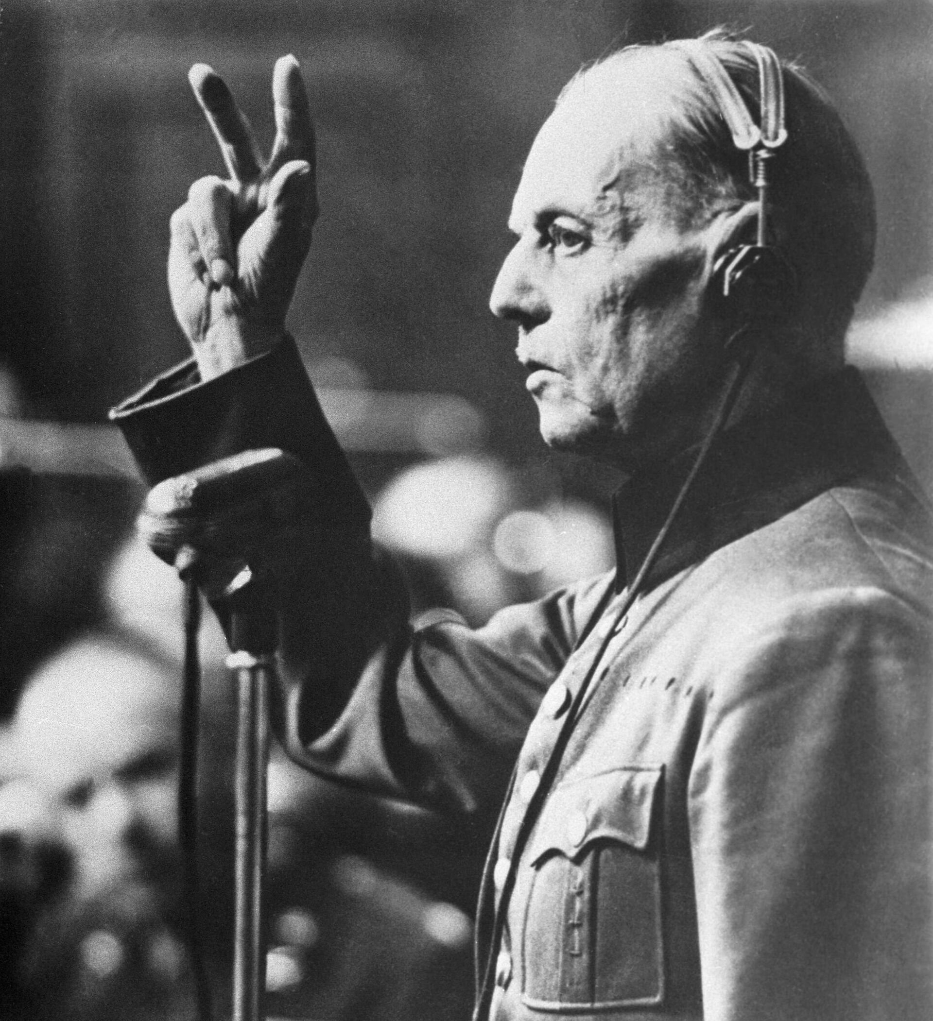 Генерал-фельдмаршал Вильгельм Кейтель дает присягу говорить правду и только правду во время Нюрнбергского трибунала - Sputnik Латвия, 1920, 09.10.2025