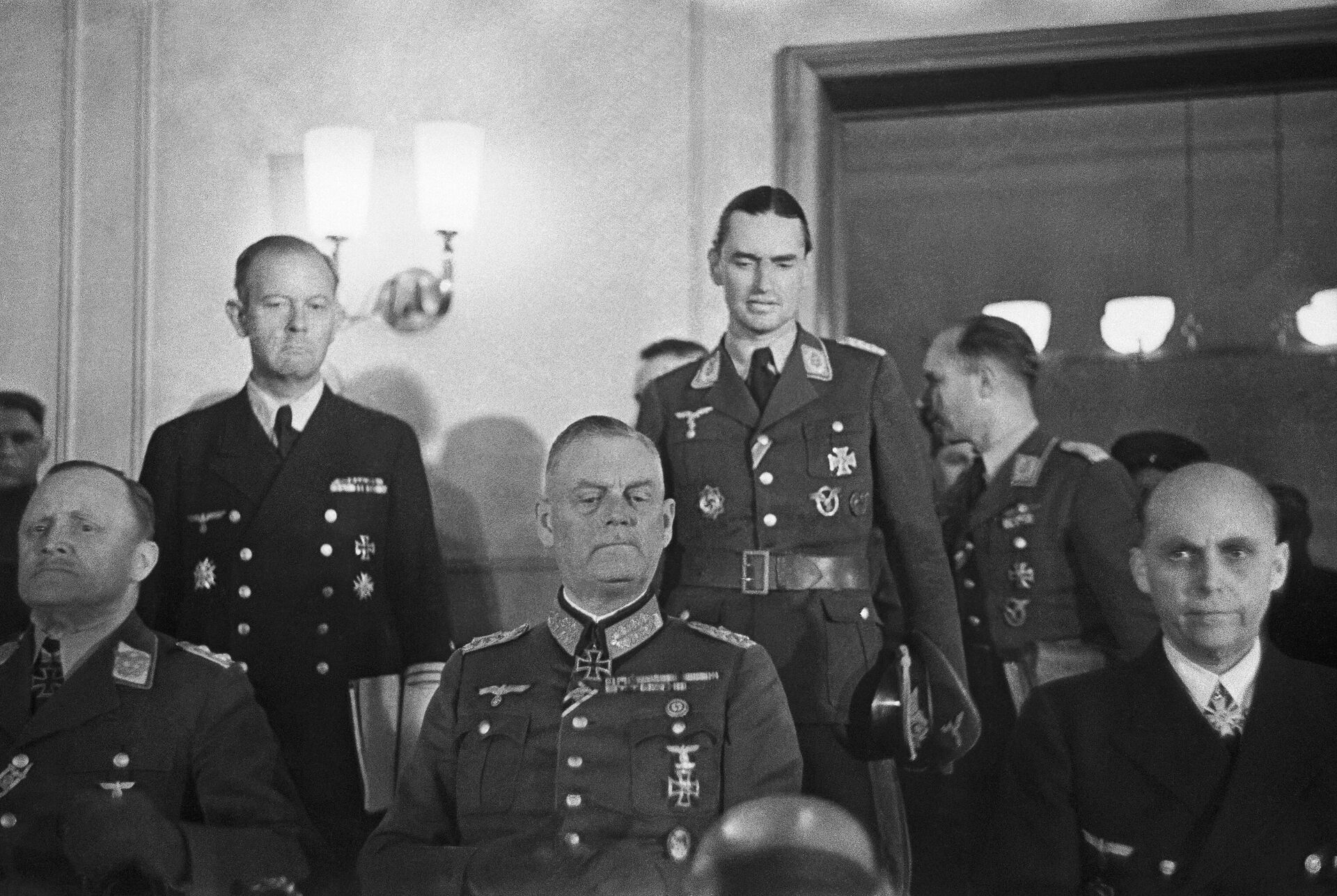 Представители немецкого командования во главе с генерал-фельдмаршалом Вильгельмом Кейтелем во время подписания акта о безоговорочной капитуляции Германии - Sputnik Латвия, 1920, 09.10.2025