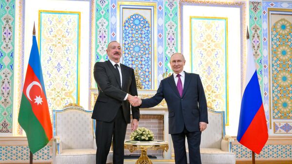 Президент РФ Владимир Путин и президент Азербайджана Ильхам Алиев (слева) во время встречи в Правительственной резиденции в Душанбе - Sputnik Латвия