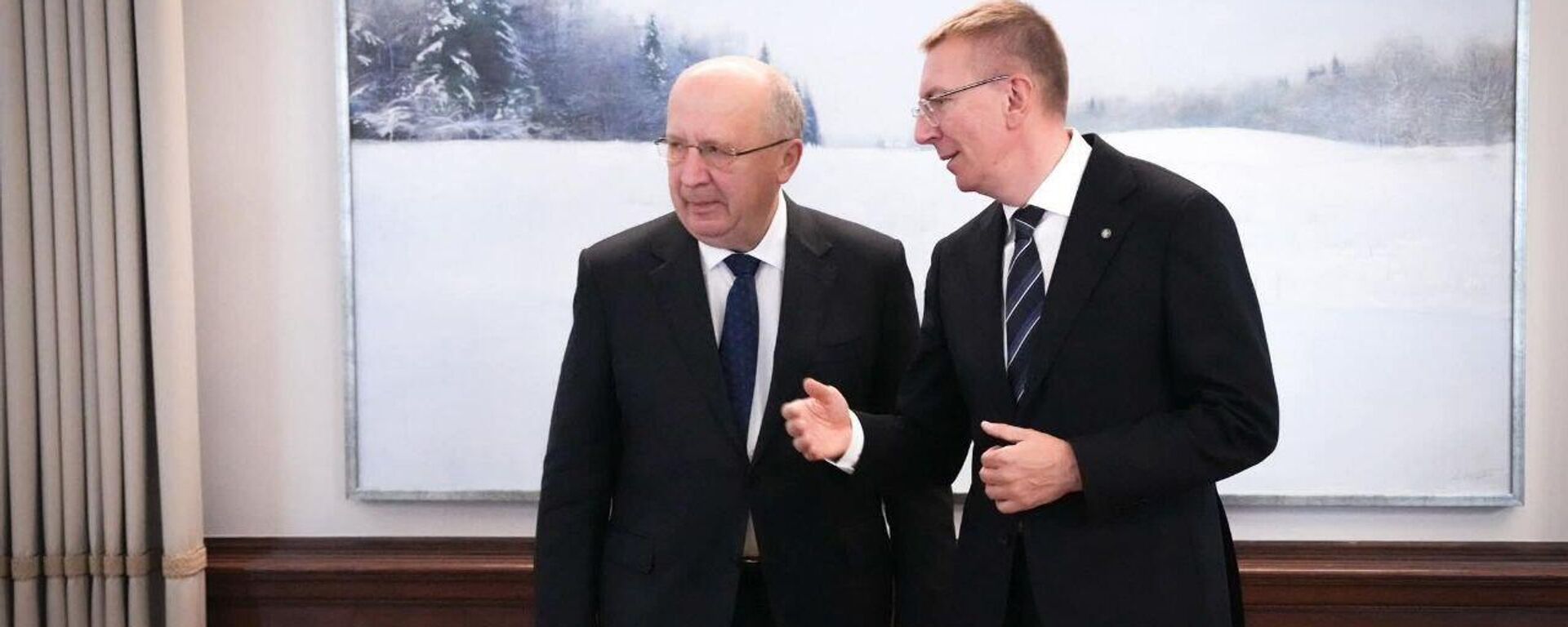 Президент Латвии Эдгарс Ринкевичс с комиссаром ЕС Андрюсом Кубилькисом в Рижском замке - Sputnik Латвия, 1920, 10.10.2025