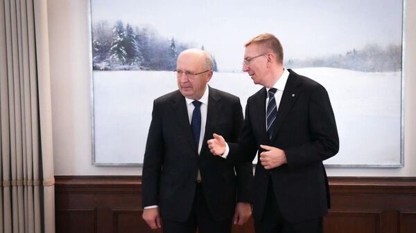 Президент Латвии Эдгарс Ринкевичс с комиссаром ЕС Андрюсом Кубилькисом в Рижском замке - Sputnik Латвия