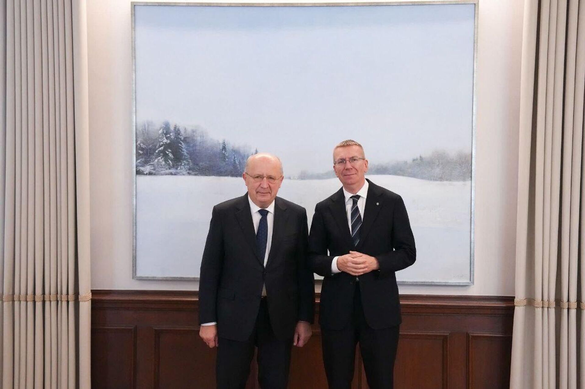 Президент Латвии Эдгарс Ринкевичс с комиссаром ЕС Андрюсом Кубилькисом в Рижском замке - Sputnik Латвия, 1920, 09.10.2025