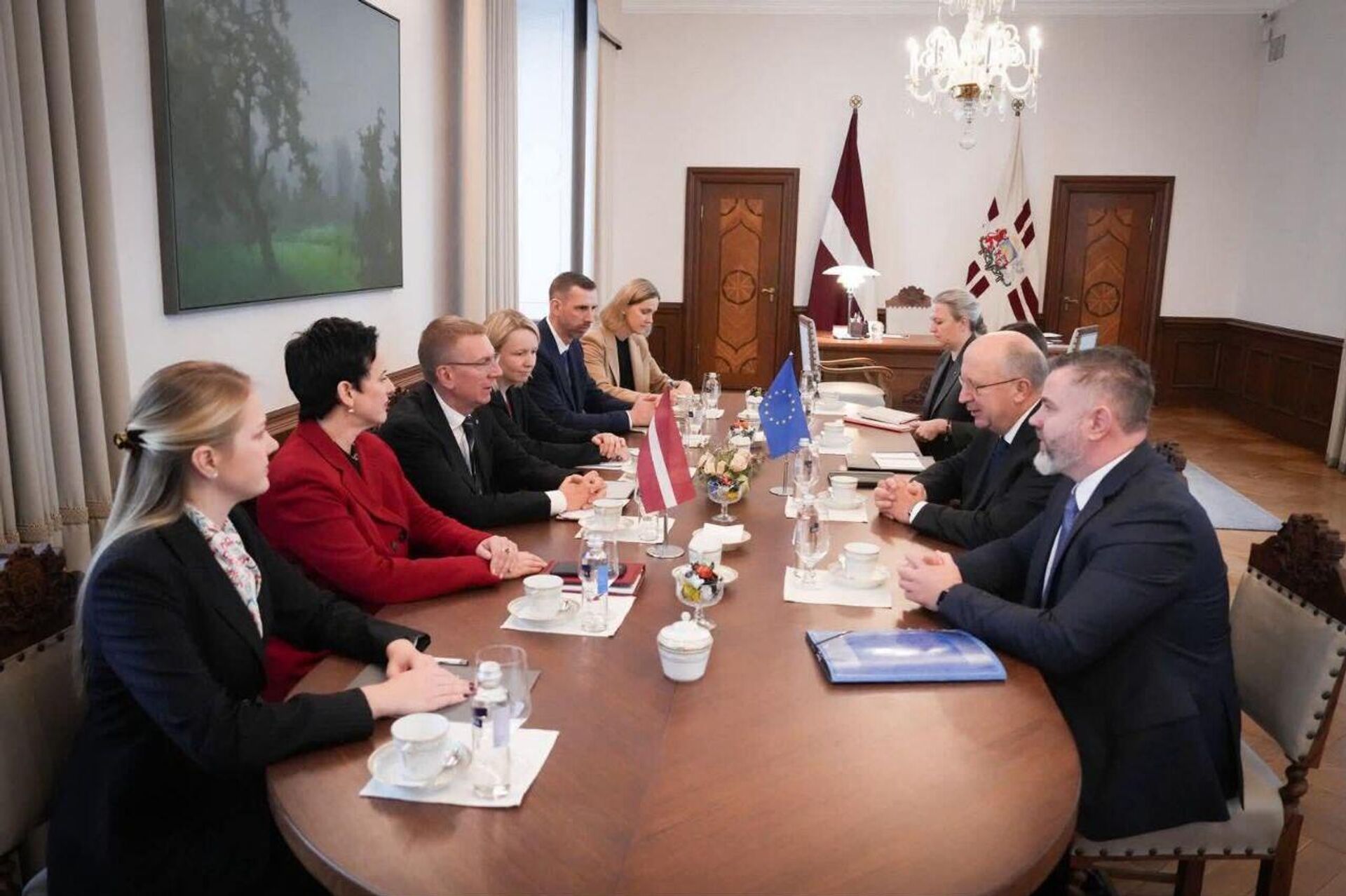 Президент Латвии Эдгарс Ринкевичс с комиссаром ЕС Андрюсом Кубилькисом в Рижском замке - Sputnik Латвия, 1920, 09.10.2025