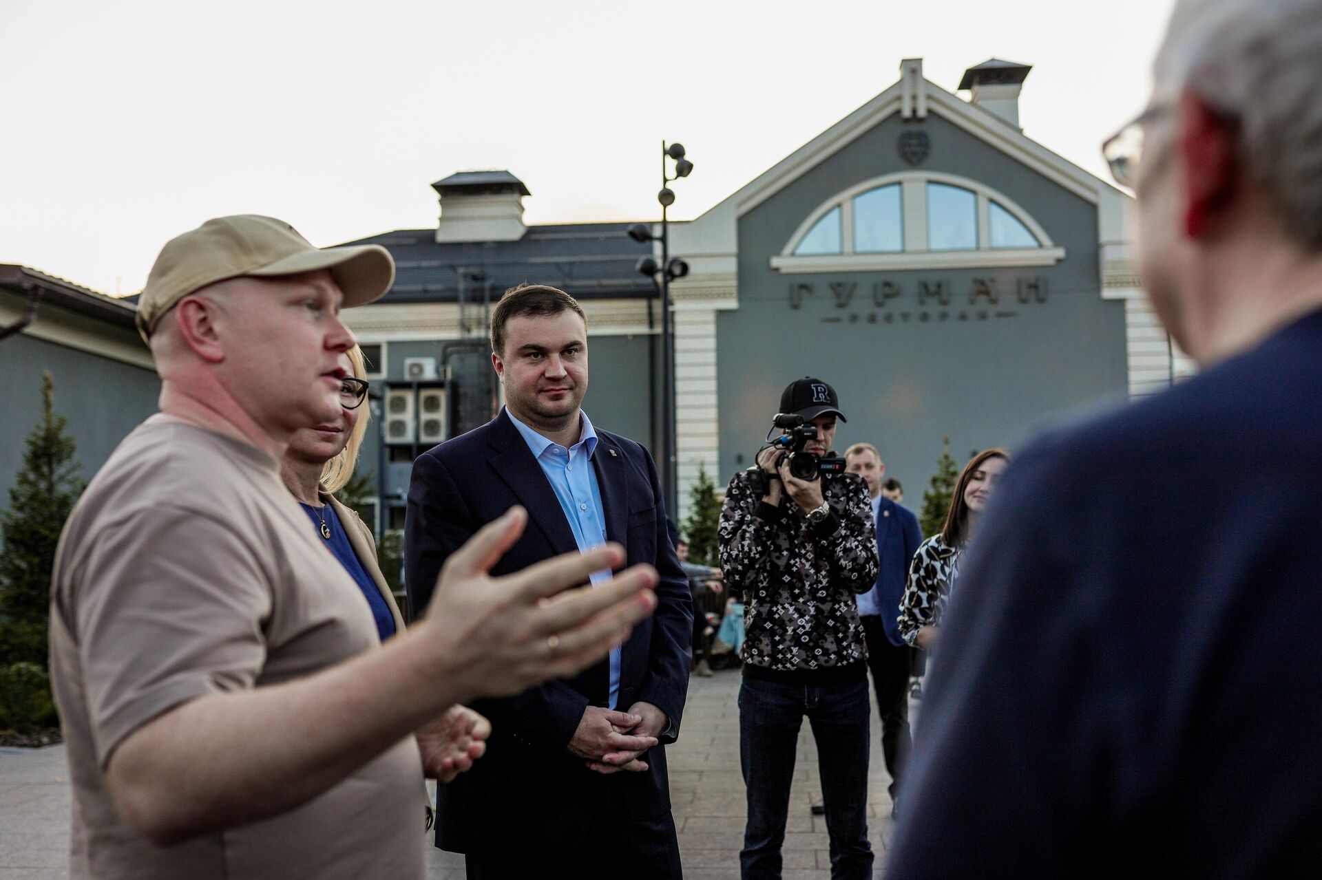 Встреча губернатора Омской области Виталия Хоценко с участниками пресс-тура для иностранных журналистов и блогеров - Sputnik Латвия, 1920, 09.10.2025