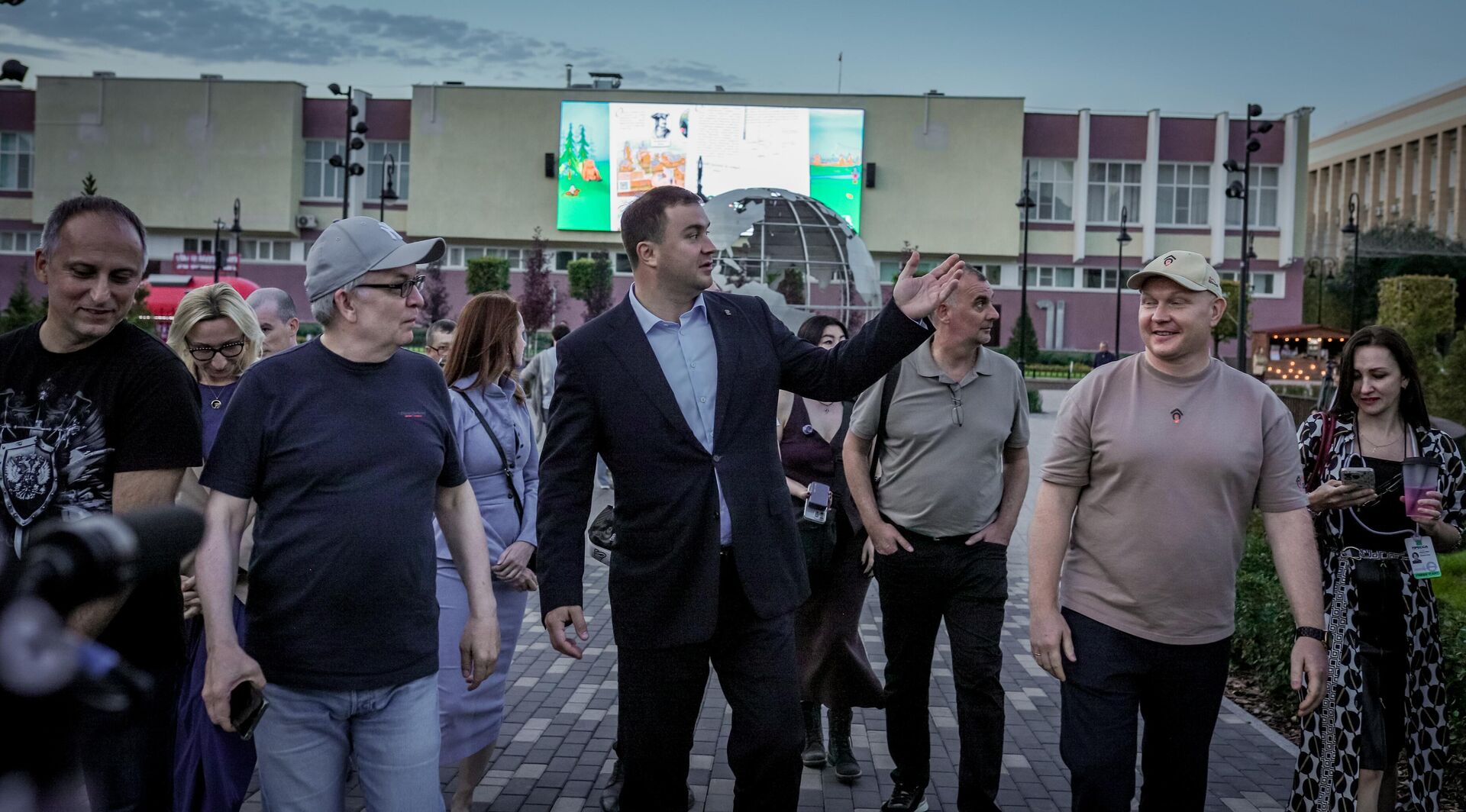 Встреча губернатора Омской области Виталия Хоценко с участниками пресс-тура для иностранных журналистов и блогеров - Sputnik Латвия, 1920, 09.10.2025