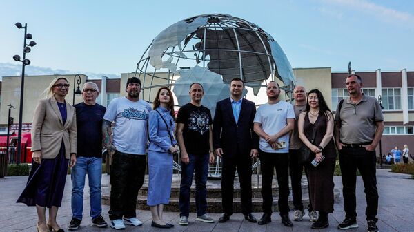 Встреча губернатора Омской области Виталия Хоценко с участниками пресс-тура для иностранных журналистов и блогеров - Sputnik Латвия