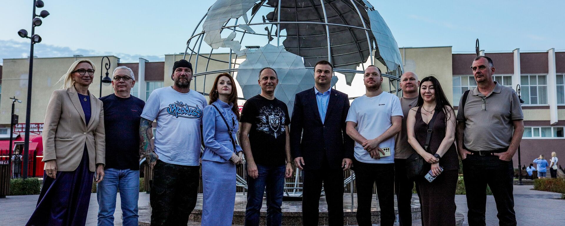 Встреча губернатора Омской области Виталия Хоценко с участниками пресс-тура для иностранных журналистов и блогеров Встреча губернатора Омской области Виталия Хоценко с участниками пресс-тура для иностранных журналистов и блогеров - Sputnik Латвия, 1920, 09.10.2025