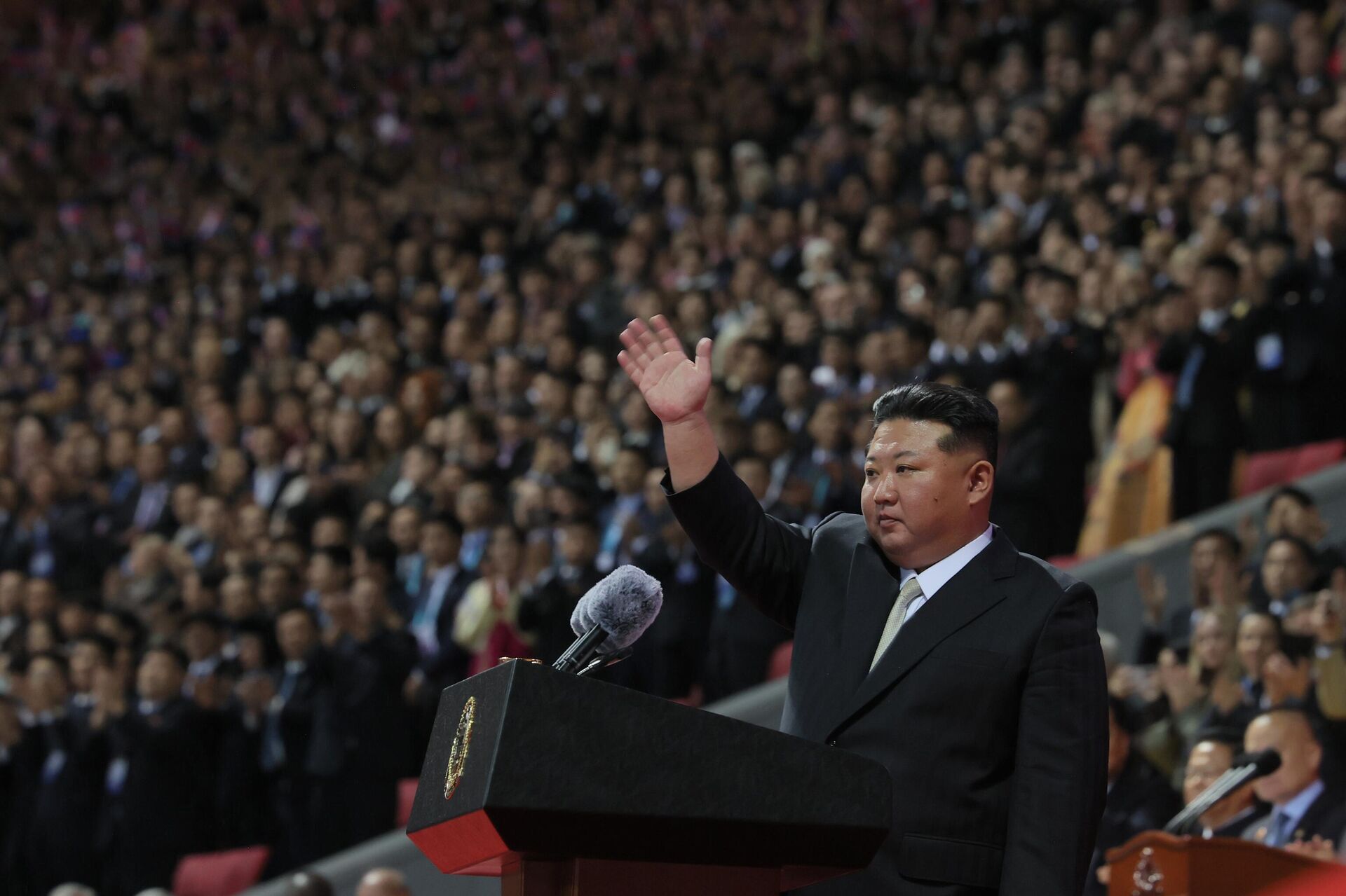 Глава КНДР Ким Чен Ын на торжественном собрании по случаю 80-летия создания Трудовой партии Кореи в Пхеньяне - Sputnik Латвия, 1920, 10.10.2025