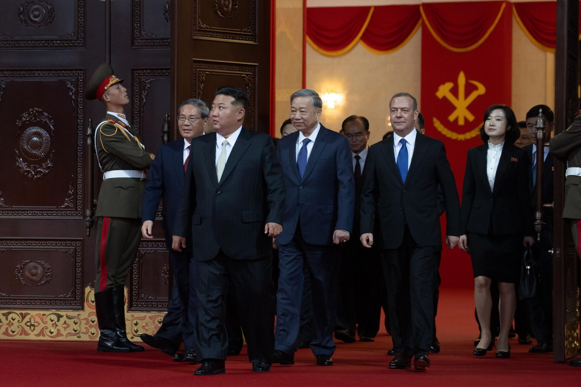 Председатель партии Единая Россия Дмитрий Медведев и руководитель КНДР Ким Чен Ын (слева на первом плане) перед началом торжественного собрания по случаю 80-летия создания Трудовой партии Кореи в Пхеньяне - Sputnik Латвия, 1920, 10.10.2025