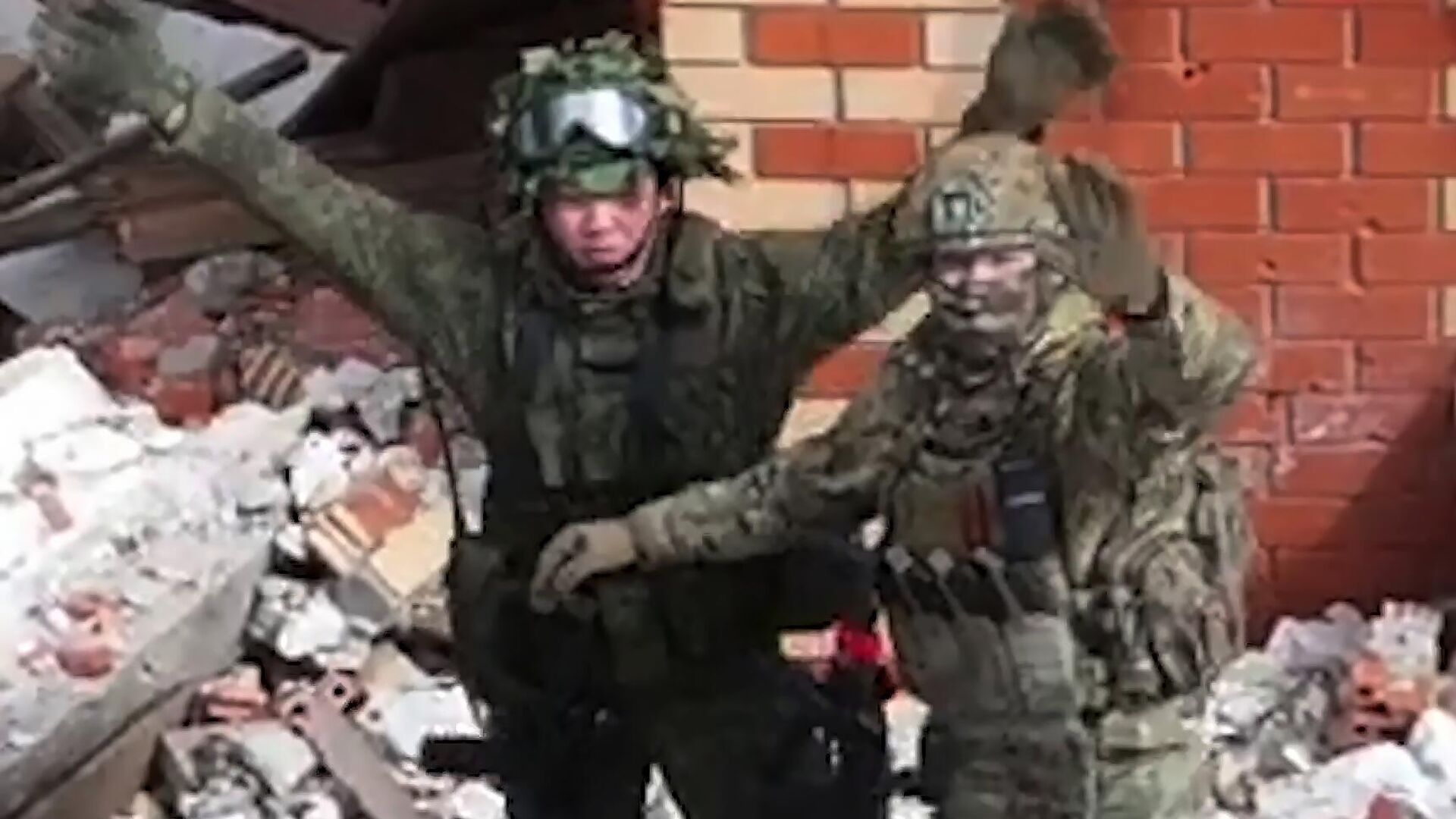 Военнослужащие ВС РФ и ВС КНДР в освобожденном населенном пункте Суджанского района Курской области, апрель 2025 - Sputnik Латвия, 1920, 10.10.2025