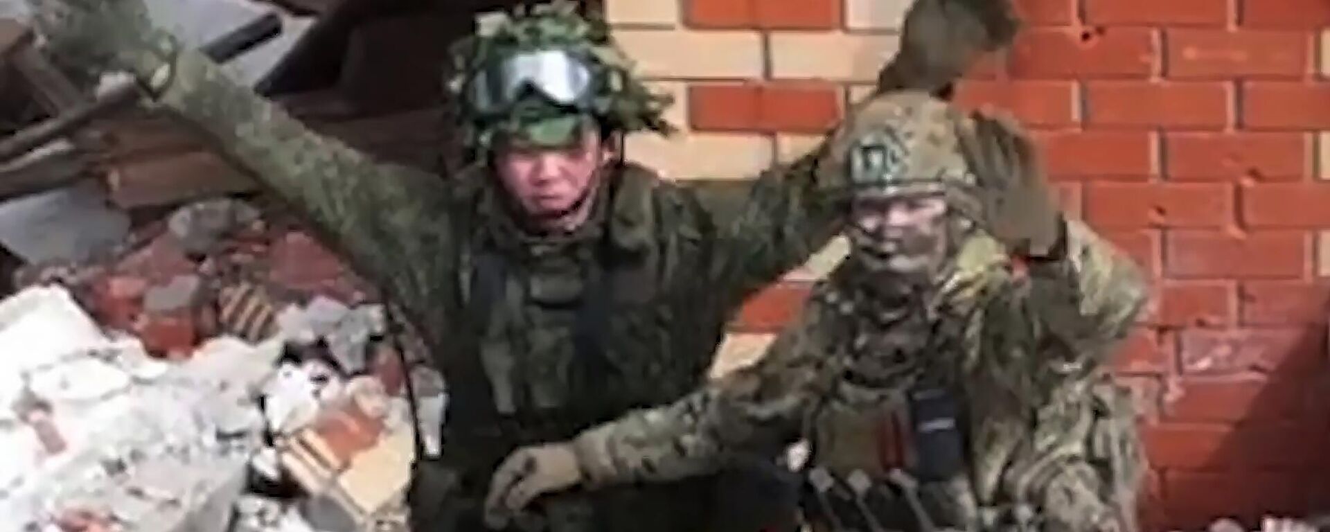 Военнослужащие ВС РФ и ВС КНДР в освобожденном населенном пункте Суджанского района Курской области, апрель 2025 - Sputnik Латвия, 1920, 10.10.2025