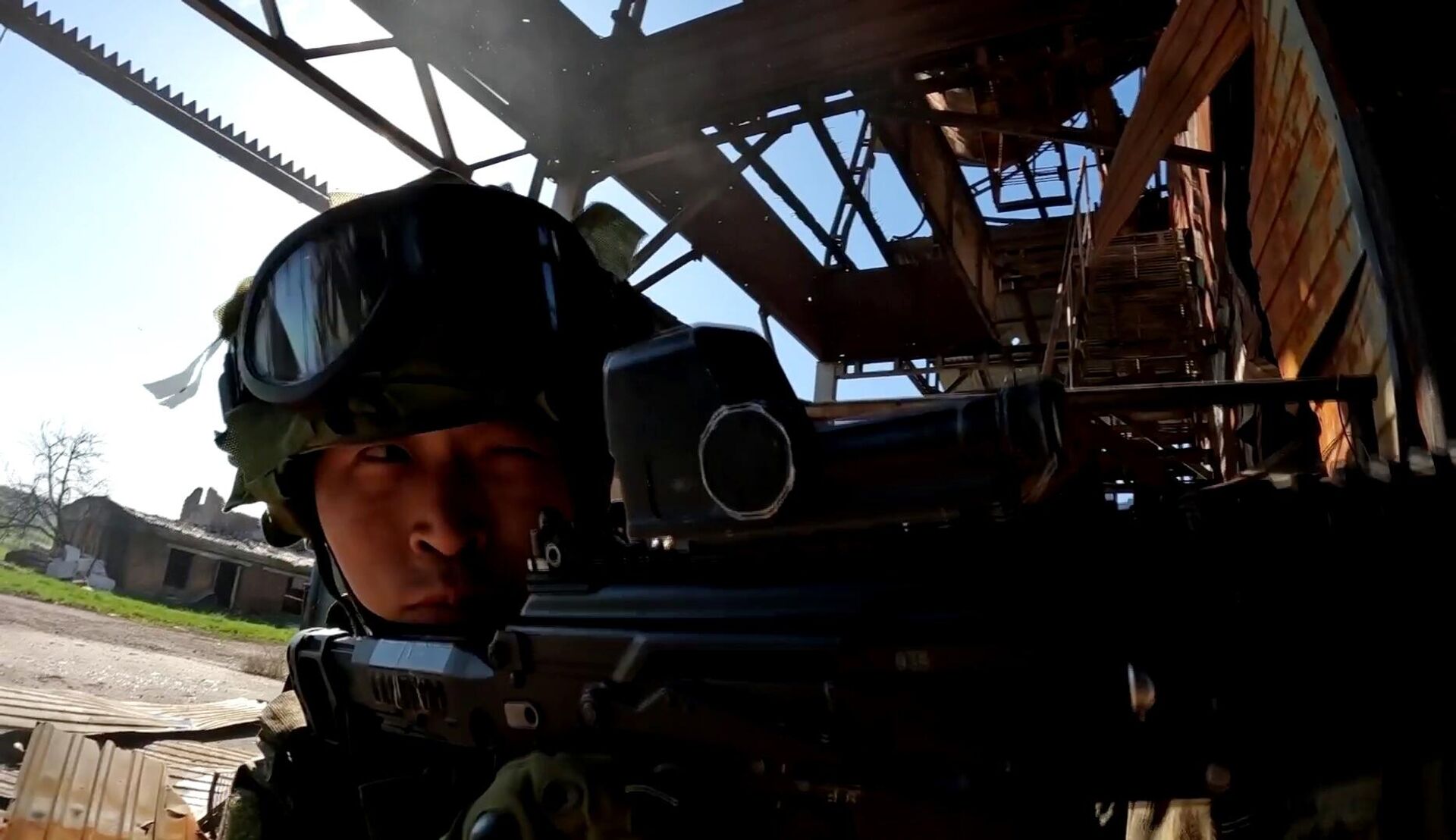 Военнослужащий ВС КНДР при освобождении населенного пункта в Суджанском районе Курской области, апрель 2025 - Sputnik Латвия, 1920, 10.10.2025