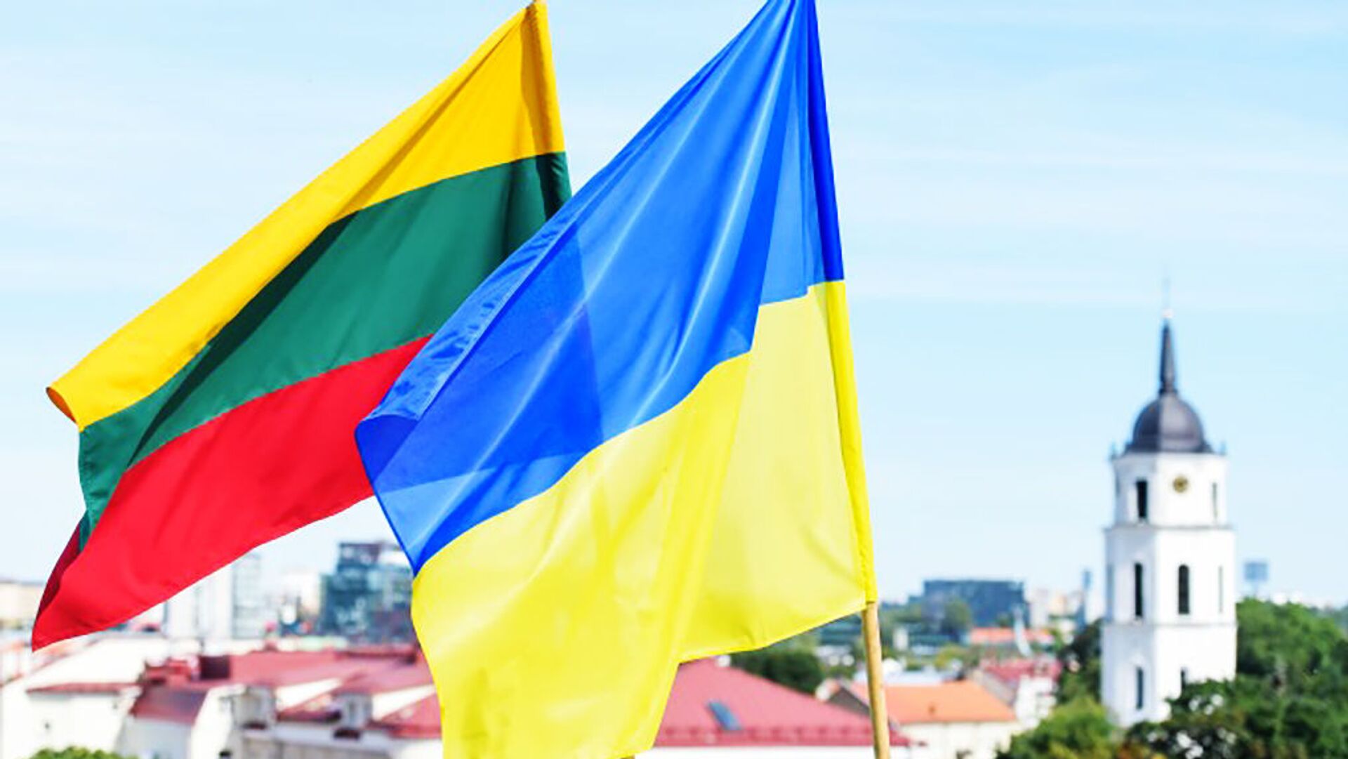 Флаги Литвы и Украины, архивное фото Флаги Литвы и Украины, архивное фото - Sputnik Латвия, 1920, 16.10.2025