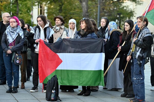 Активисты собрались 8 октября на площади имени Винцаса Кудирки, напротив здания правительства. - Sputnik Латвия