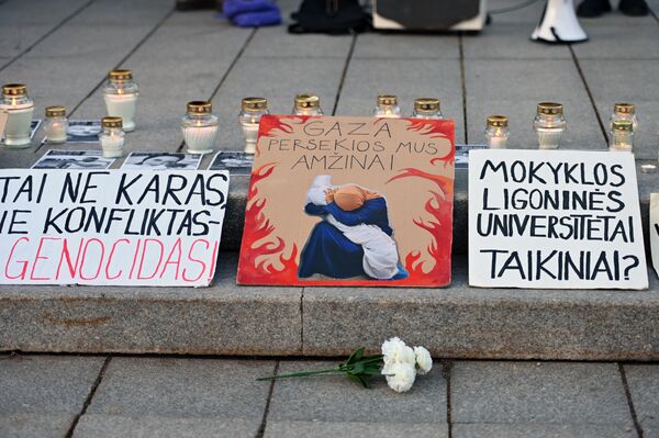Надписи на плакатах: &quot;Это не война, не конфликт. Это — геноцид&quot;, &quot;Газа будет преследовать нас вечно&quot;, &quot;Школы, больницы, университеты — цели?&quot; - Sputnik Латвия