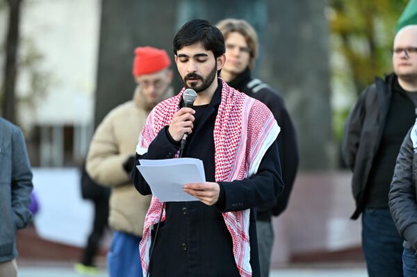 По словам организаторов акции, бомбардировки домов, больниц и школ в секторе Газа, лишение населения Газы доступа к лекарствам и предметам первой необходимости — это геноцид во всех его моральных, правовых и гуманитарных проявлениях. - Sputnik Латвия