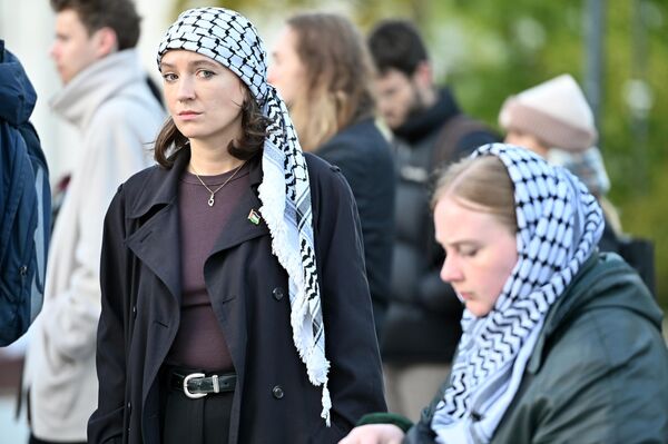 На фото: участники акции солидарности с Палестиной. - Sputnik Латвия