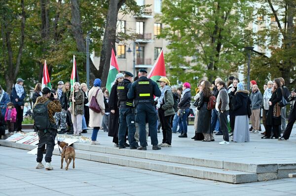 Израиль подвергся массированной ракетной атаке из сектора Газа 7 октября 2023 года. После этого бойцы палестинского движения ХАМАС проникли в приграничные районы, открыли огонь по военным и гражданским, взяли в заложники более 200 человек, около 1,2 тысячи погибли. - Sputnik Латвия