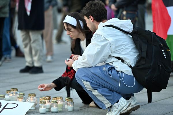 В ответ на это Армия обороны Израиля начала операцию &quot;Железные мечи&quot;, включающую удары по гражданским объектам, и объявила о полной блокаде сектора Газа: были остановлены поставки воды, электричества, топлива, продуктов и лекарств. - Sputnik Латвия