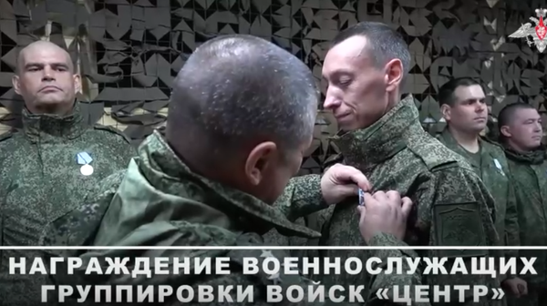 Командование наградило лучших мотострелков группировки Центр ВС РФ - Sputnik Латвия