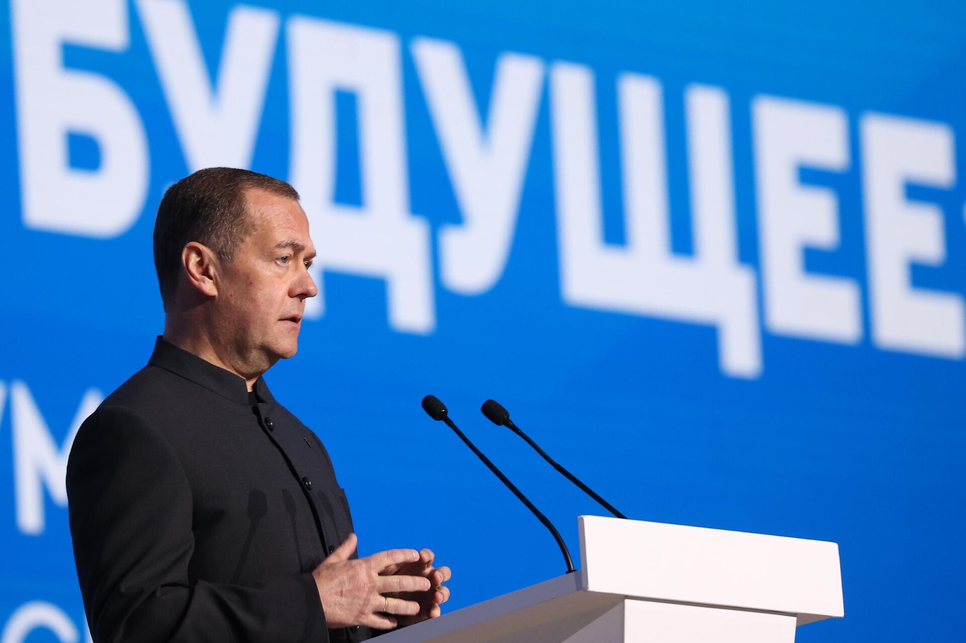 Дмитрий Медведев выступает на пленарном заседании третьего всероссийского форума Женского движения Единой России - Sputnik Латвия, 1920, 15.10.2025