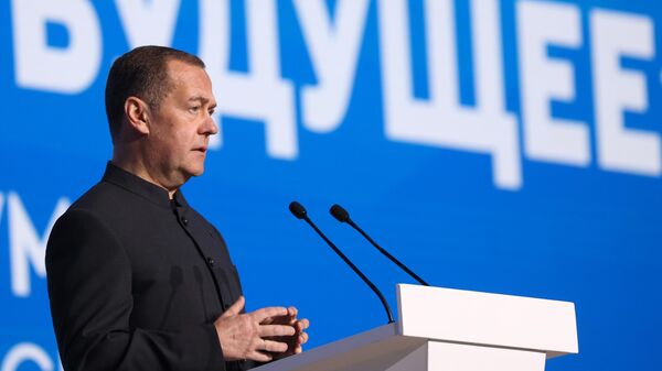 Дмитрий Медведев выступает на пленарном заседании третьего всероссийского форума Женского движения Единой России - Sputnik Латвия
